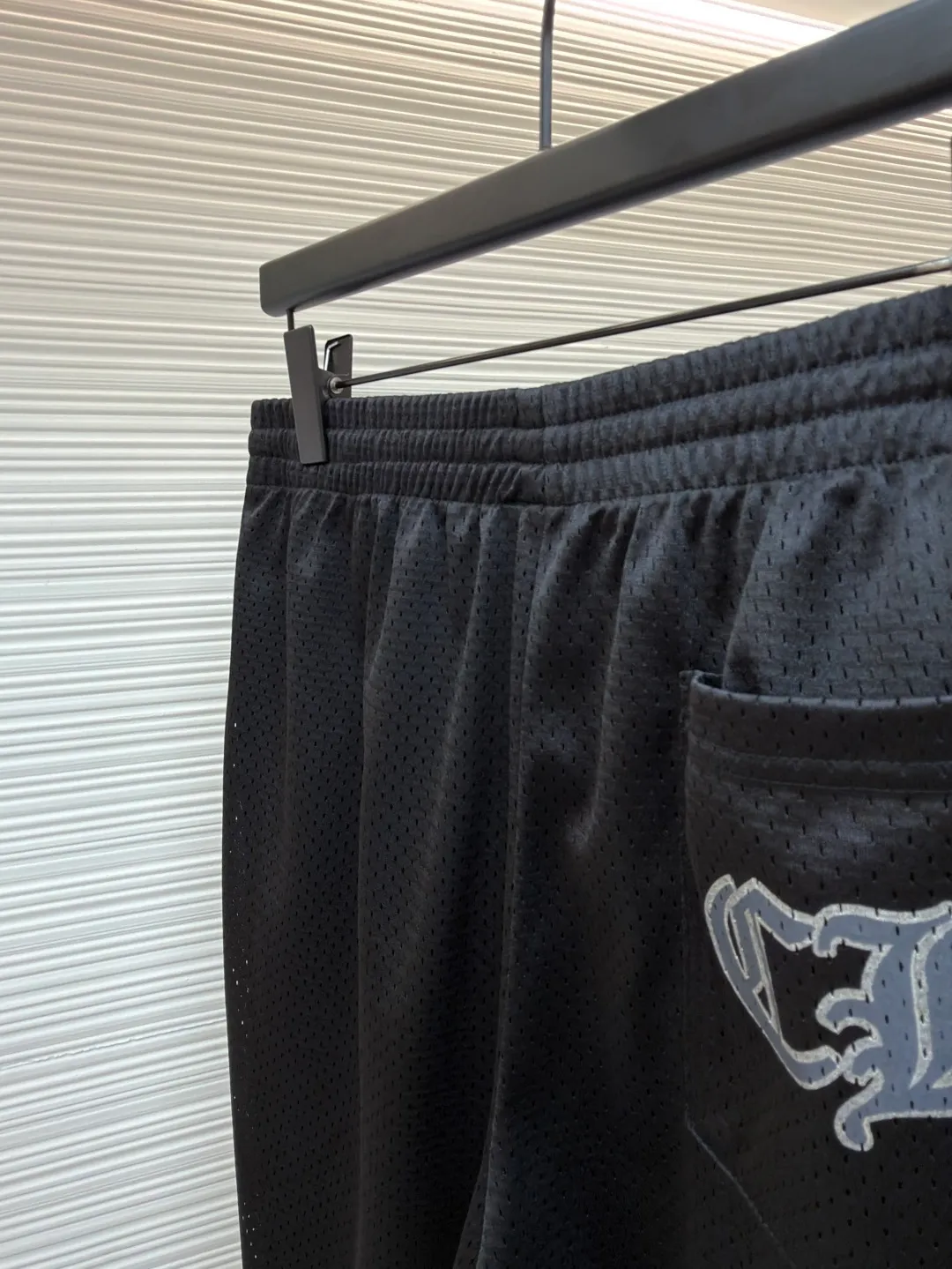 Chrome Hearts ice hockey uniform letter printed trousers ●Original version: purchased and developed by 10989 ●Item number: 1681769-A40 ●Fabric: high-density breathable mesh fabric ●Technology: printing production ●Color: black ●Version: fitted version ●Weight: about 535 grams ●Size: S-M-L ●Description: Made of high-density breathable mesh fabric, treated with soft washing technology, it is smooth to the touch and breathable, and will not feel stuffy after long-term wear. The side of the trousers is decorated with embossed pattern embroidery, which is made through multi-layer needlework technology. The texture is three-dimensional and exquisite, and it is not easy to fall off, highlighting the dark aesthetic style of the brand. The waist is equipped with a drawstring design, which is suitable for various waistlines and can be worn without restraint. The fit is a loose, straight cut, with natural hems to ensure a neat look and plenty of room for movement. The stitching of the whole trousers is neat and even, and there is no accumulation of burrs in the details. The size is measured manually (an error of 1-3CM is normal). The craftsmanship balances comfort attributes and trendy design. It is a street style item with both practicality and style. The overall wiring is straight and delicate, the fabric is comfortable and soft, and the color is consistent without color difference. It can be matched with the same style to create a fashionable look and control various occasions. Customized accessories, complete with three standards, same style for men and women!